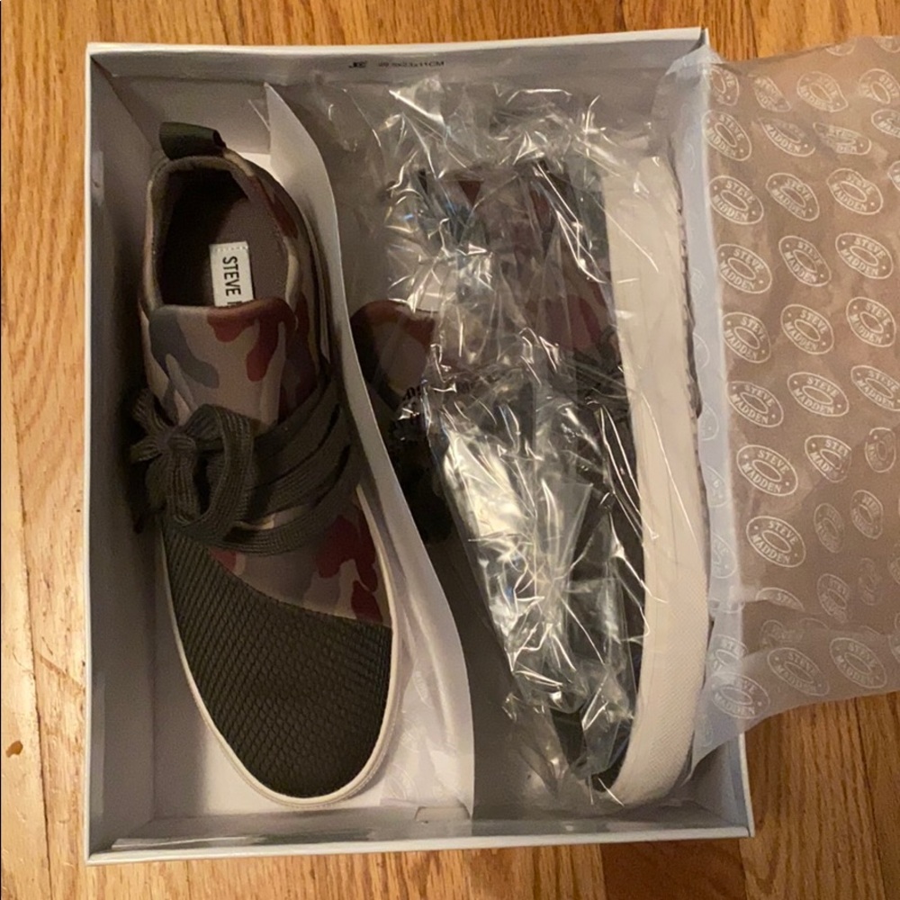 Brand New Steve Madden Lancer Camo Shoes